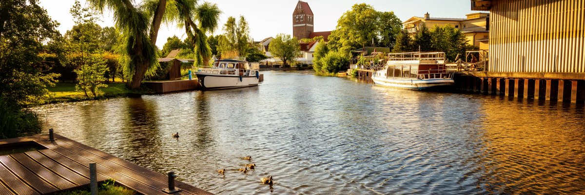 Wasserwanderrastplatz Arm der Elde mit St. Marien-Kirche im Hintergrund