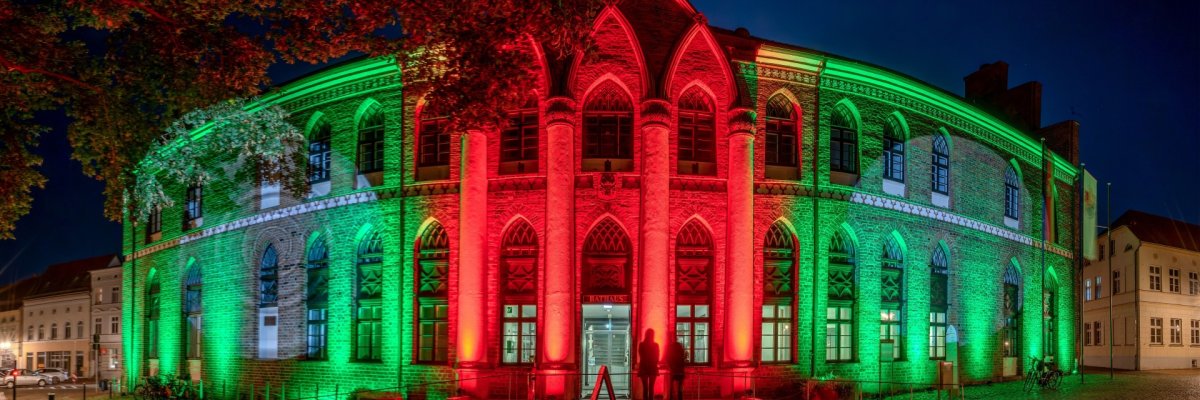 Das Parchimer Rathaus während der Kulturnacht.