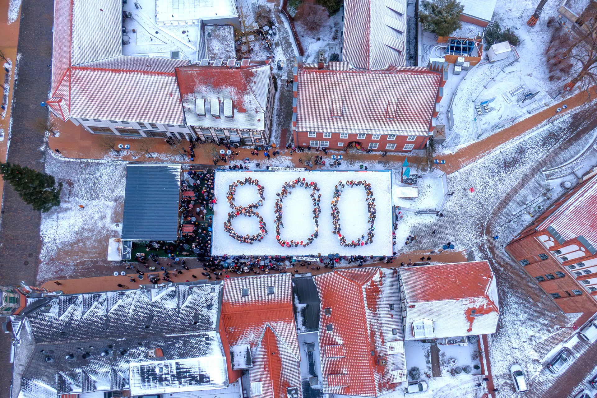 Zum Start in das Jubiläumsjahr erstrahlte auf der Eisbahn in Parchims Stadtzentrum eine riesige 800.