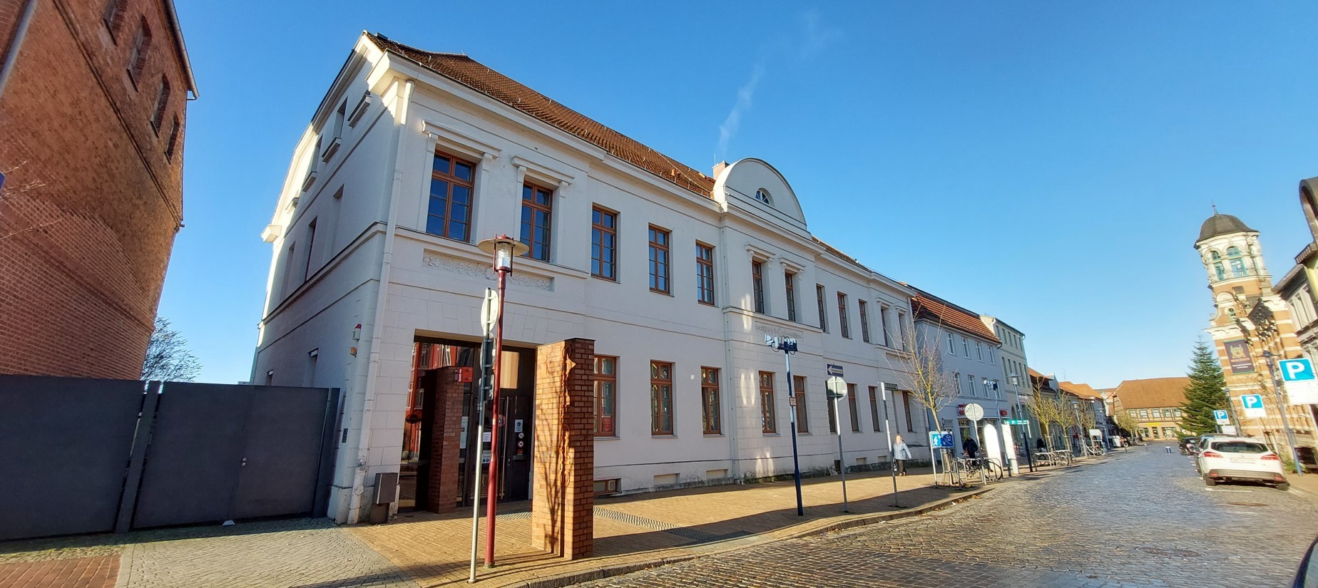 Gebäude des Stadthauses Parchims von vorne