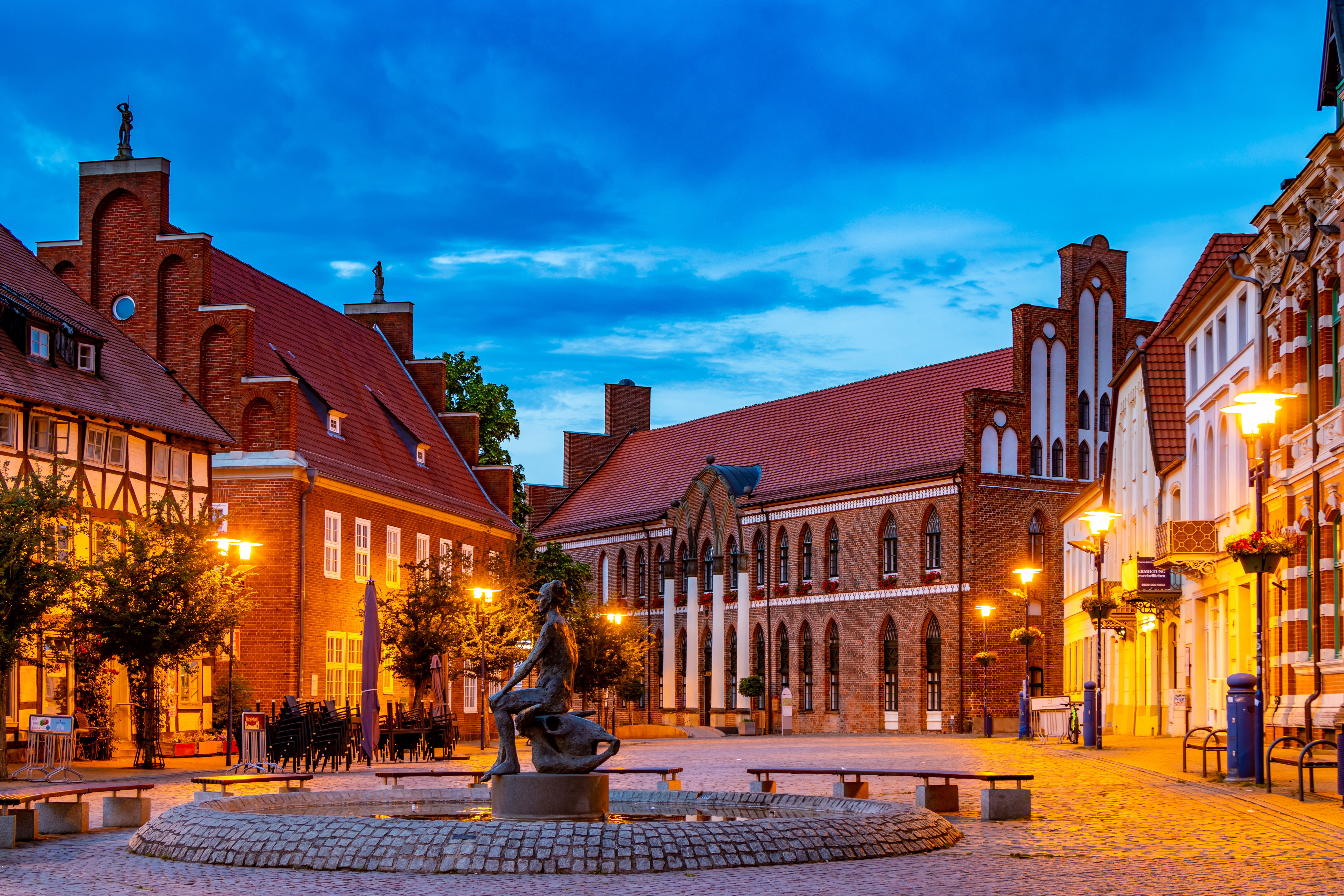 Schuhmarkt Schuhmarkt bei abendlicher Stimmung mit dem Brunnen und Rathaus im Hintergrund