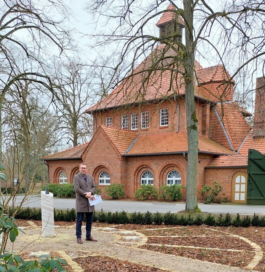 Bürgermeister Dirk Flörke auf dem Neuen Friedhof