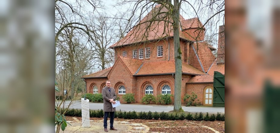 Bürgermeister Dirk Flörke auf dem Neuen Friedhof