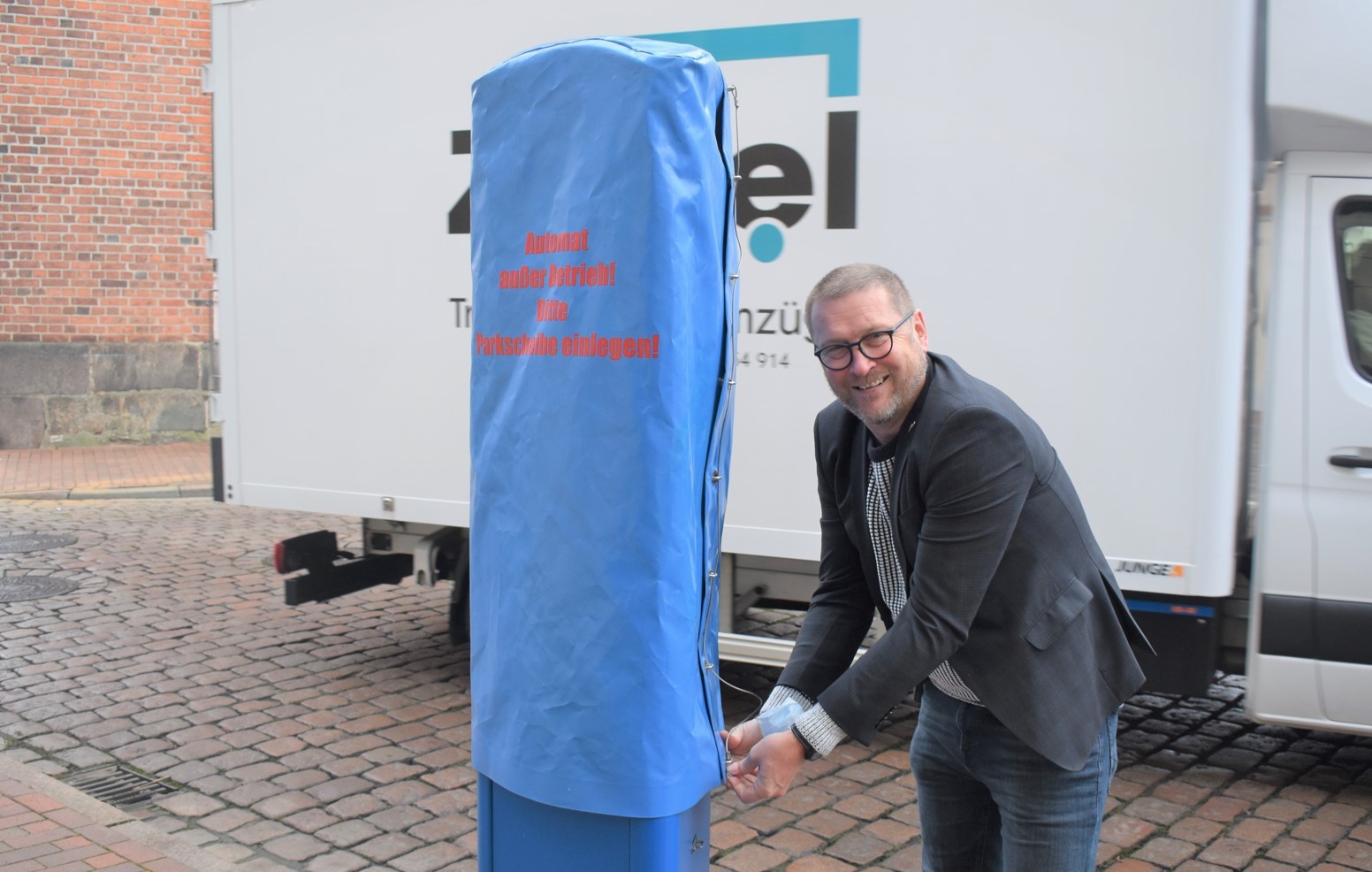 Bürgermeister Dirk Flörke deckt den Parkscheinautomaten ab. Bürgermeister Dirk Flörke deckt den Parkscheinautomaten ab.