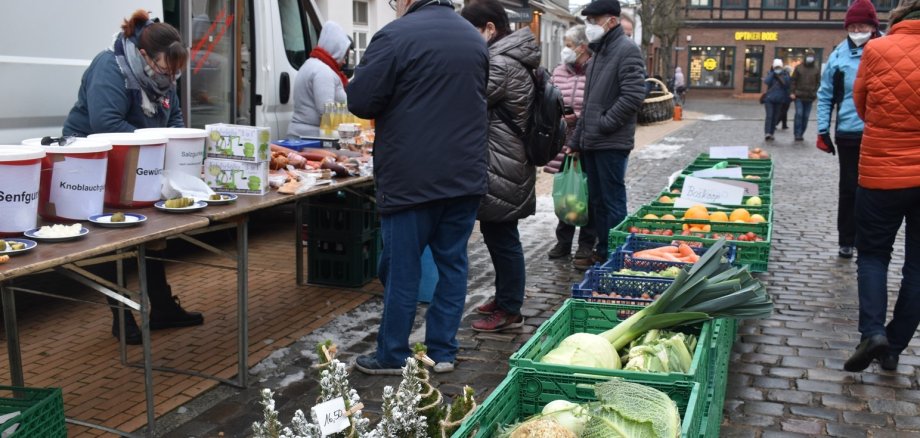 Bauernmarkt in Parchim mit verschiedenen Ständen