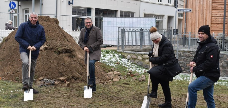 Erster Spatenstich zu den Bauarbeiten am Mönchhof