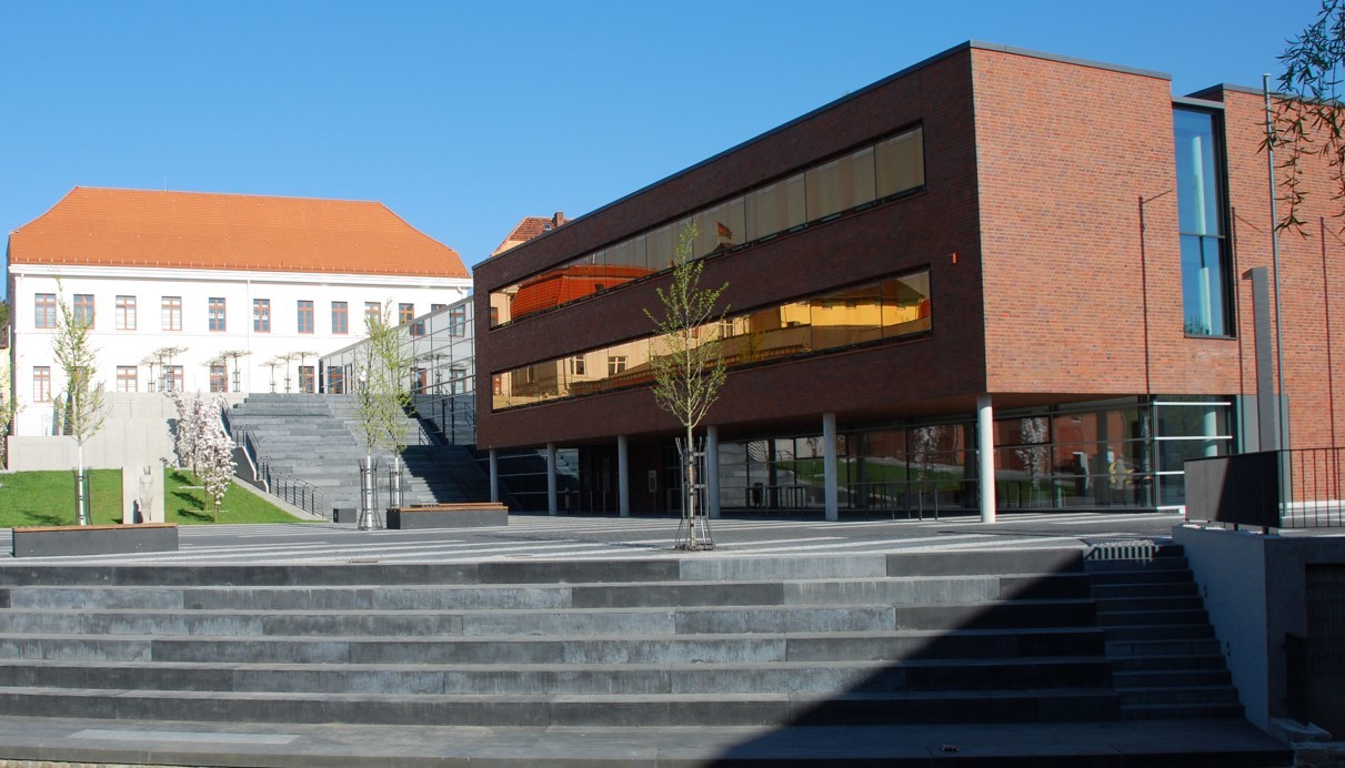 Stadthaus Stadthaus vom Parkplatz aus