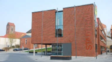 Stadthaus vom Fischerdamm aus mit Parkplatz