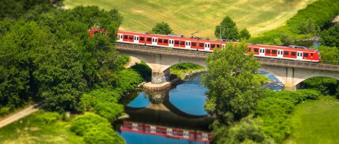 Anreise mit der Bahn Bahn über der Brücke