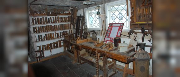 Utensilien eines Handwerkers aus früheren Zeiten 