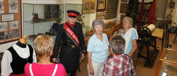 Graf Moltke mit Besuchern des Museums