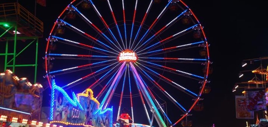 Martinimarkt bei Nacht mit Riesenrad