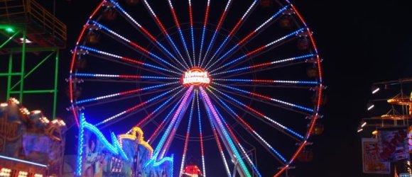 Martinimarkt bei Nacht mit Riesenrad