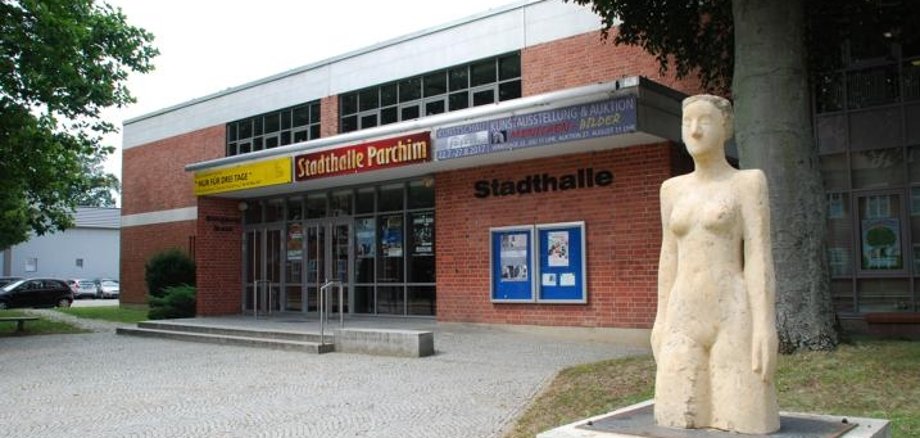 Stadthalle von vorne mit einer Skulptur