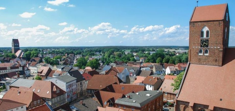 Luftansicht der Stadt Parchim mit Kirchtürmen