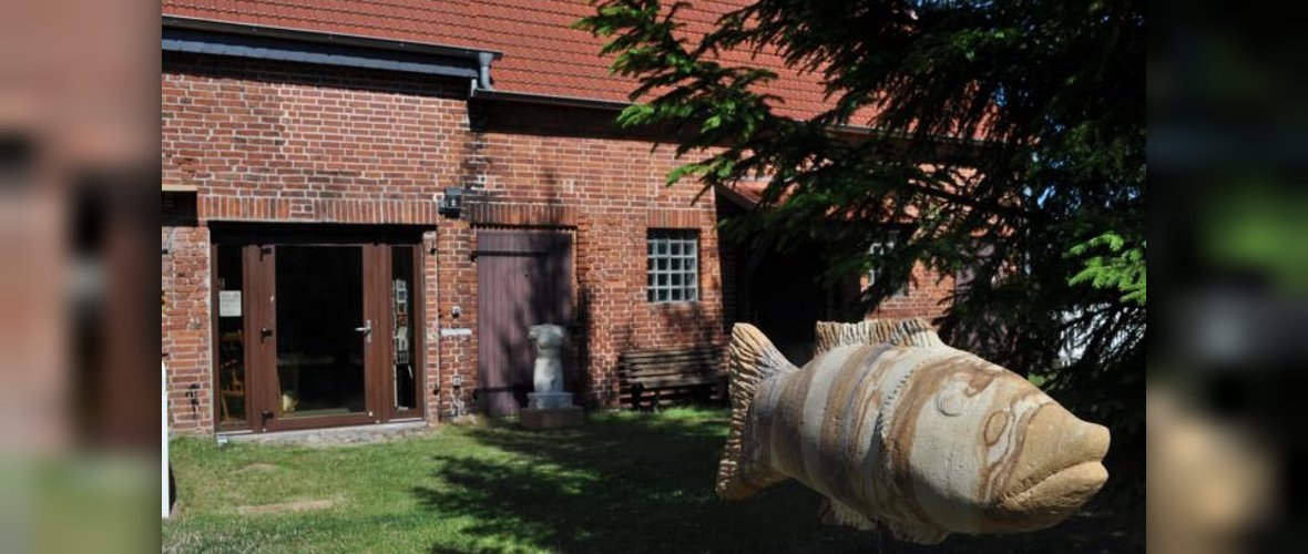 Ausstellungsgarten Galerie ebe mit einer Fischskulptur