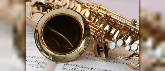 Saxophon auf Notenheft
