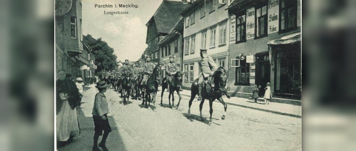 schwarz-weiß Foto der Langen Straße