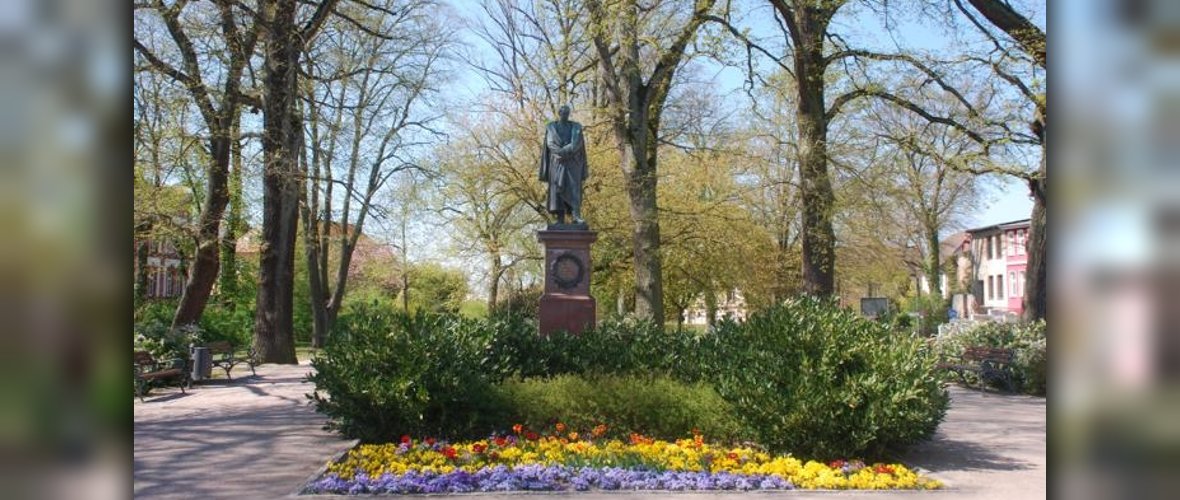 Graf Moltke Denkmal Treffpunkt für Stadtführungen