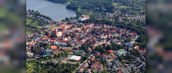 Luftaufnahme der Altstadt mit dem Wockersee