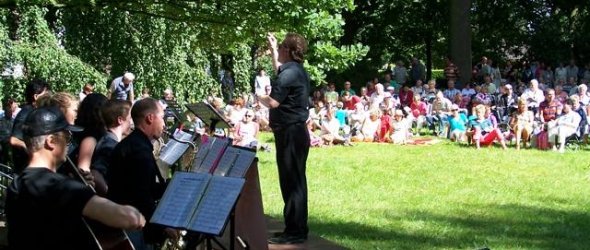 Picknickkonzert Parkanlage mit Konzertbesuchern