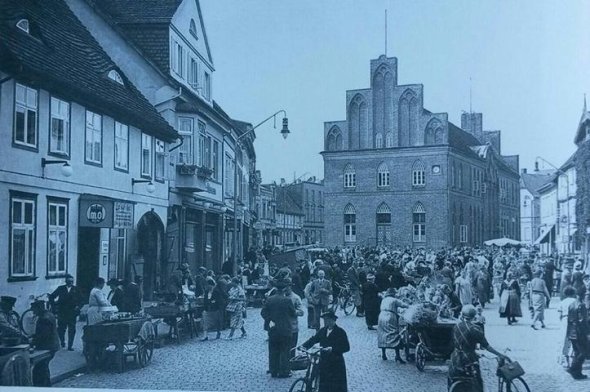 Rathaus vom Alten Markt betrachtet Das Rathaus vom Alten Markt aus vor langer Zeit
