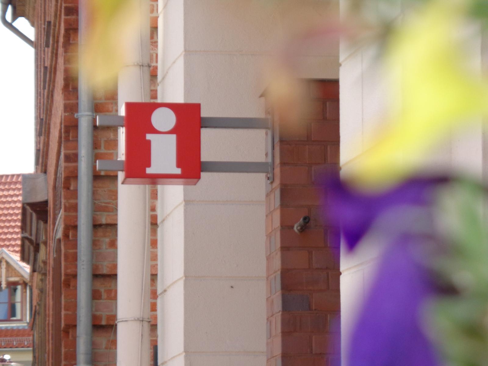 Hinweisschild der Stadtinformation in der Blutstraße