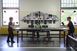 Tischtennis Kinder beim Tischtennis spielen