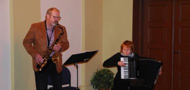 2 Musiker mit Saxophon und Akkordeon