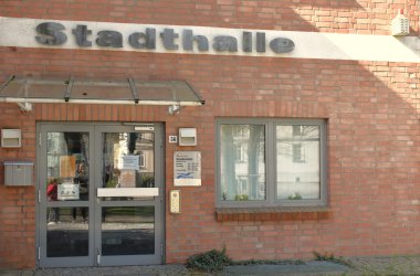 Der Zugang zum Stadtarchiv befindet sich am Seiteneingang der Stadthalle.
