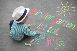 Kinderzeichnung - Kindergarten ist toll. Kinderzeichnung mit Kreide - Kindergarten ist toll.