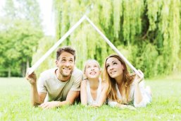 Familie im Grünen träumt vom Haus Familie im Grünen träumt vom Haus
