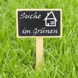 Kleines Schild auf  Rasenfläche