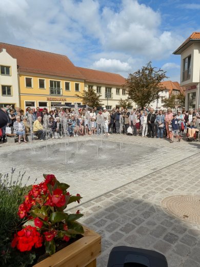 Der neue Brunnen bei seiner Einweihung. Der neue Brunnen bei seiner Einweihung.