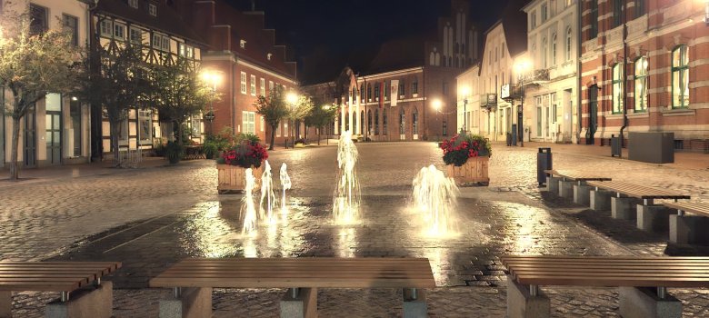 Der neue Brunnen bei Nacht. Der neue Brunnen bei Nacht.