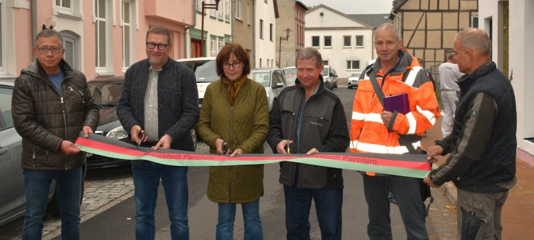 Bürgermeister Dirk Flörke gibt die St. Marienstraße im Beisein von Planern und Verantwortlichen der Baufirmen offiziell frei.