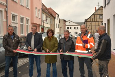Bürgermeister Dirk Flörke gibt die St. Marienstraße im Beisein von Planern und Verantwortlichen der Baufirmen offiziell frei.