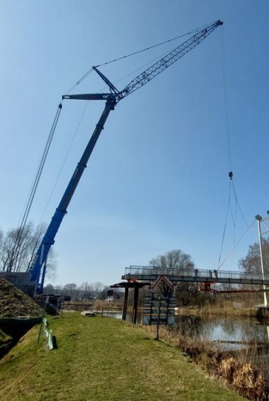 Neubau Plümperwiesenbrücke Neubau Plümperwiesenbrücke mit einem Kran im Hintergrund