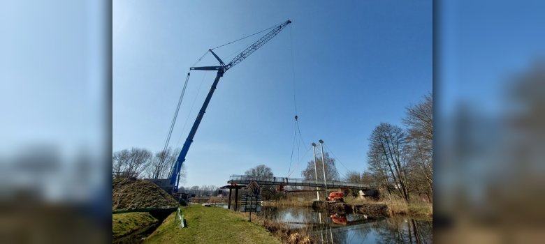 Neubau Plümperwiesenbrücke mit einem Kran im Hintergrund