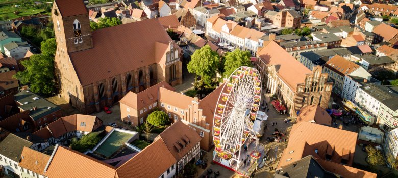Luftbild mit dem Rathaus am Schuhmarkt und der St. Georgenkirche
