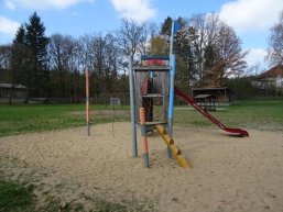 Spielplatz mit Rutsche