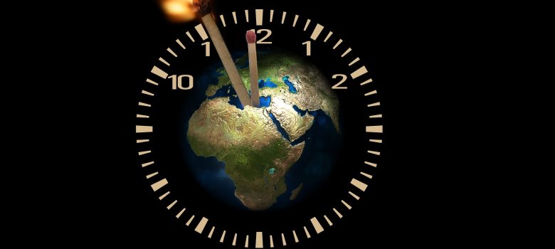 Sinnbildliche Darstellung des Klimaschutzes: Die Erde umschlossen von einer Uhr 