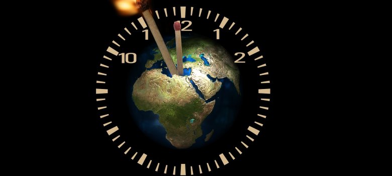 Klima Sinnbildliche Darstellung des Klimaschutzes: Die Erde umschlossen von einer Uhr