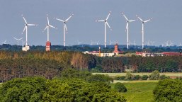 Windräder über der Stadt Parchim