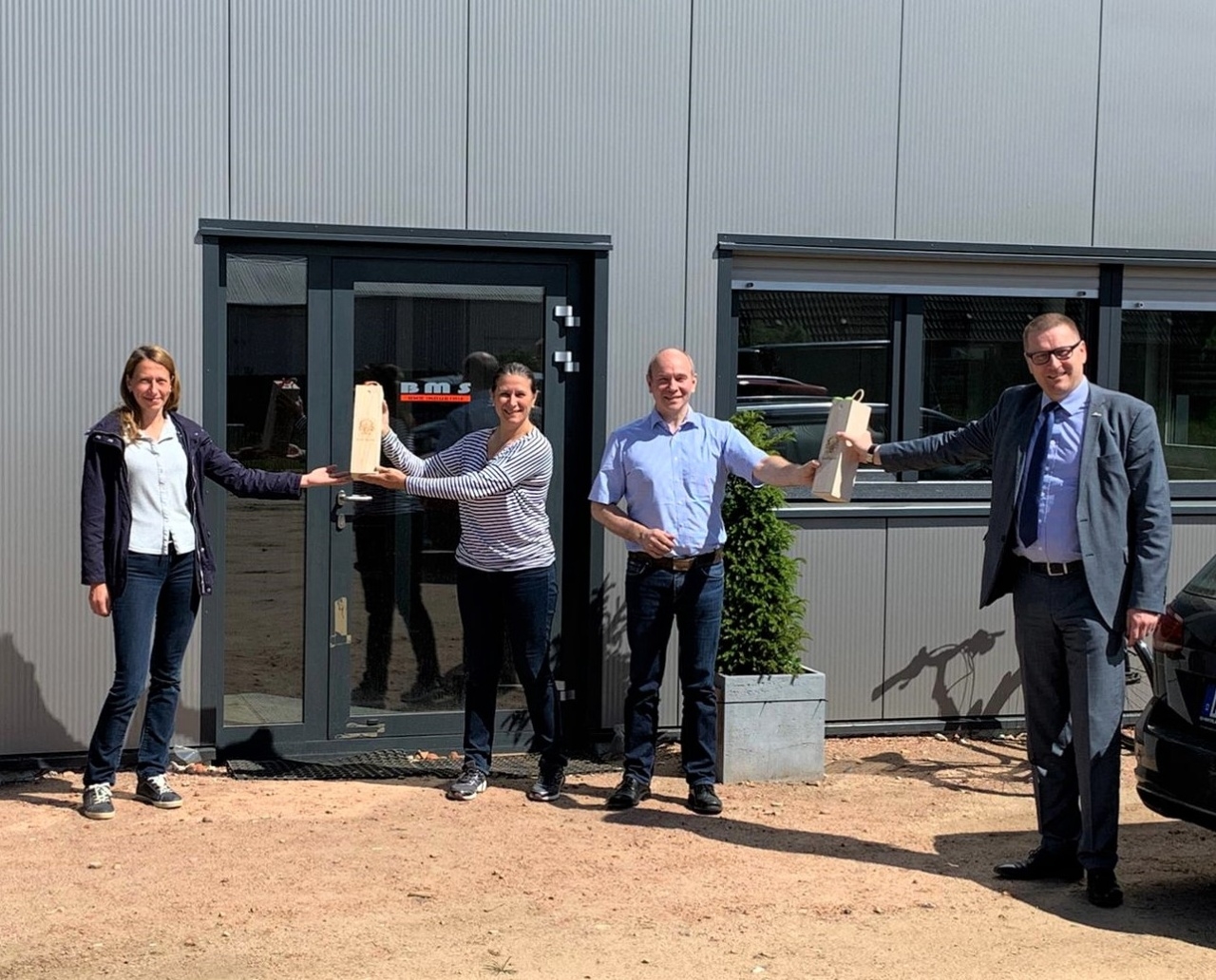 Parchims Wirtschaftsförderin Anja Bollmohr (li.) und Bürgermeister Dirk Flörke (re.) begrüßten die Investoren Heike und Hubert Burlat vor der neuen Produktionshalle von „BMS“ im Gewerbegebiet „Vietingshof Nord“.