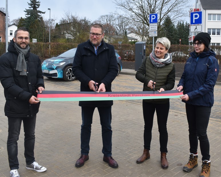 Bürgermeister Flörke durchschneidet das symbolische Band Bürgermeister Flörke durchschneidet das symbolische Band