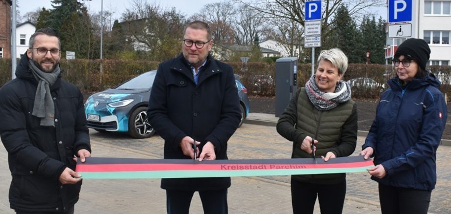 Bürgermeister Flörke durchschneidet das symbolische Band