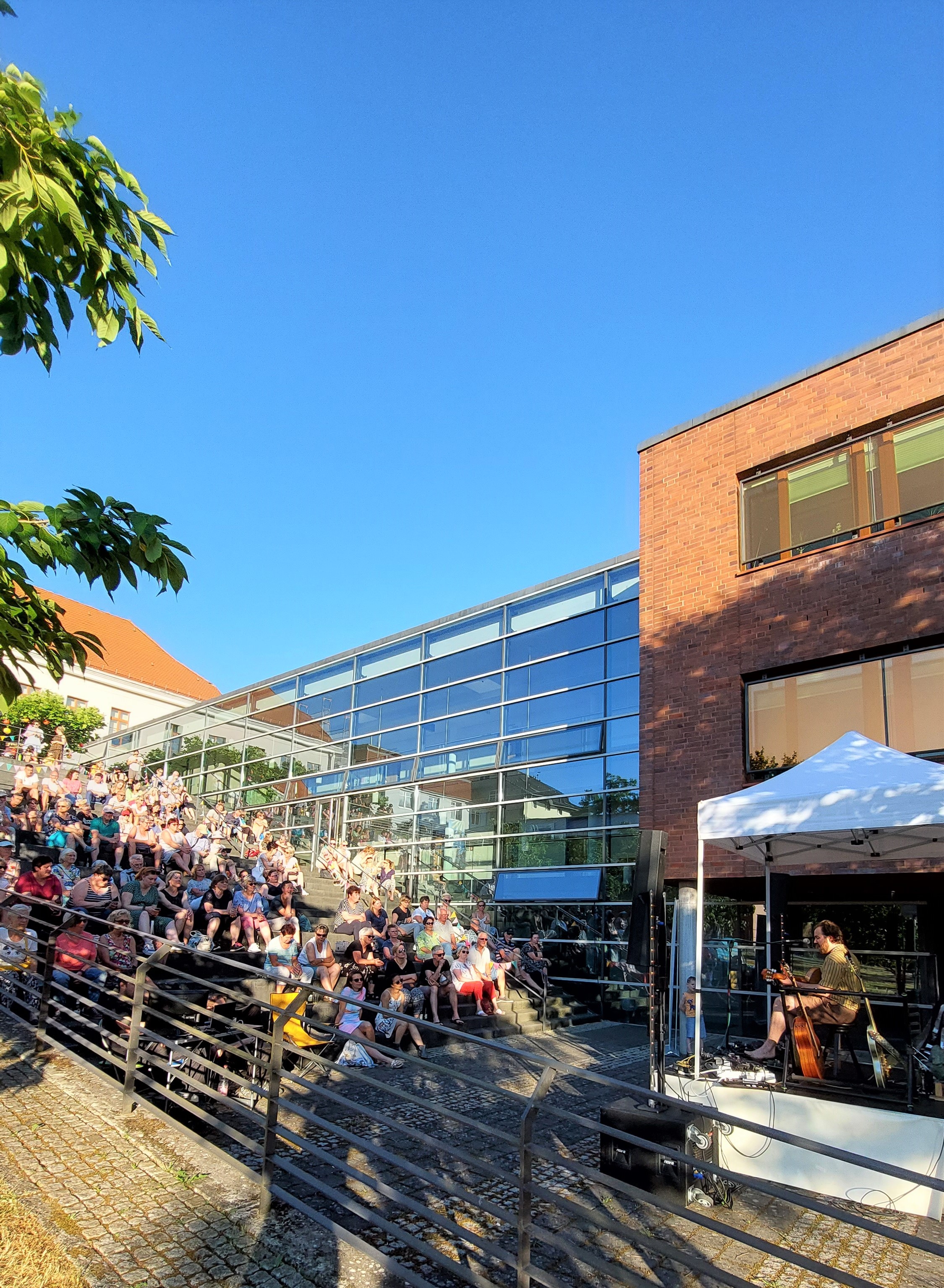 Konzert auf den Stadthausterrassen mit zahlreichen Besuchern
