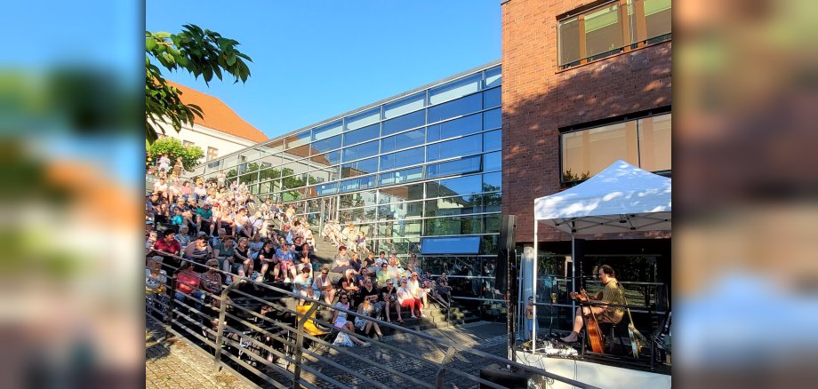 Konzert auf den Stadthausterrassen mit zahlreichen Besuchern