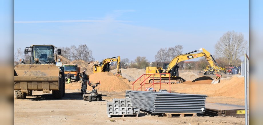 verschiedene Baufahrzeuge auf der Baustelle